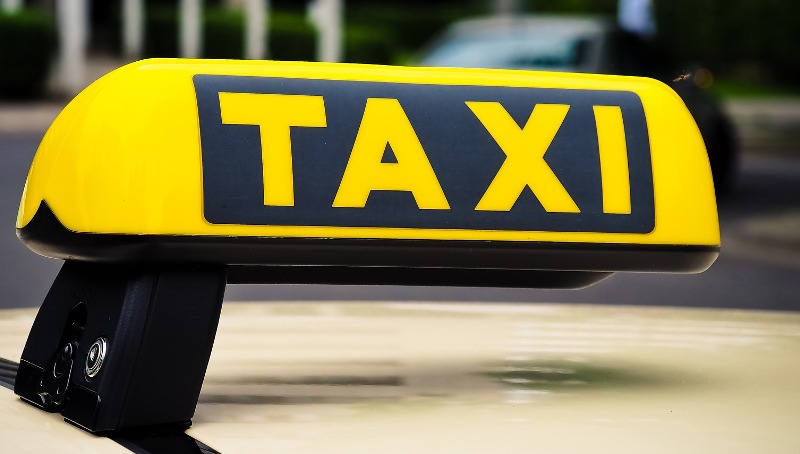 Два парня и девушка ограбили таксиста в Воронеже