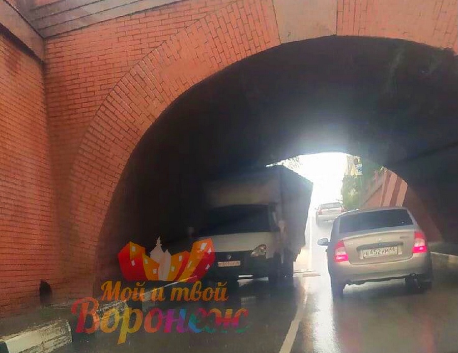  В Воронеже под Каменным мостом застрял очередной грузовик