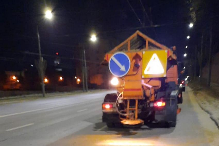 В Воронеже перед началом снегопада на дороги высыпали 815 тонн песко-соляной смеси