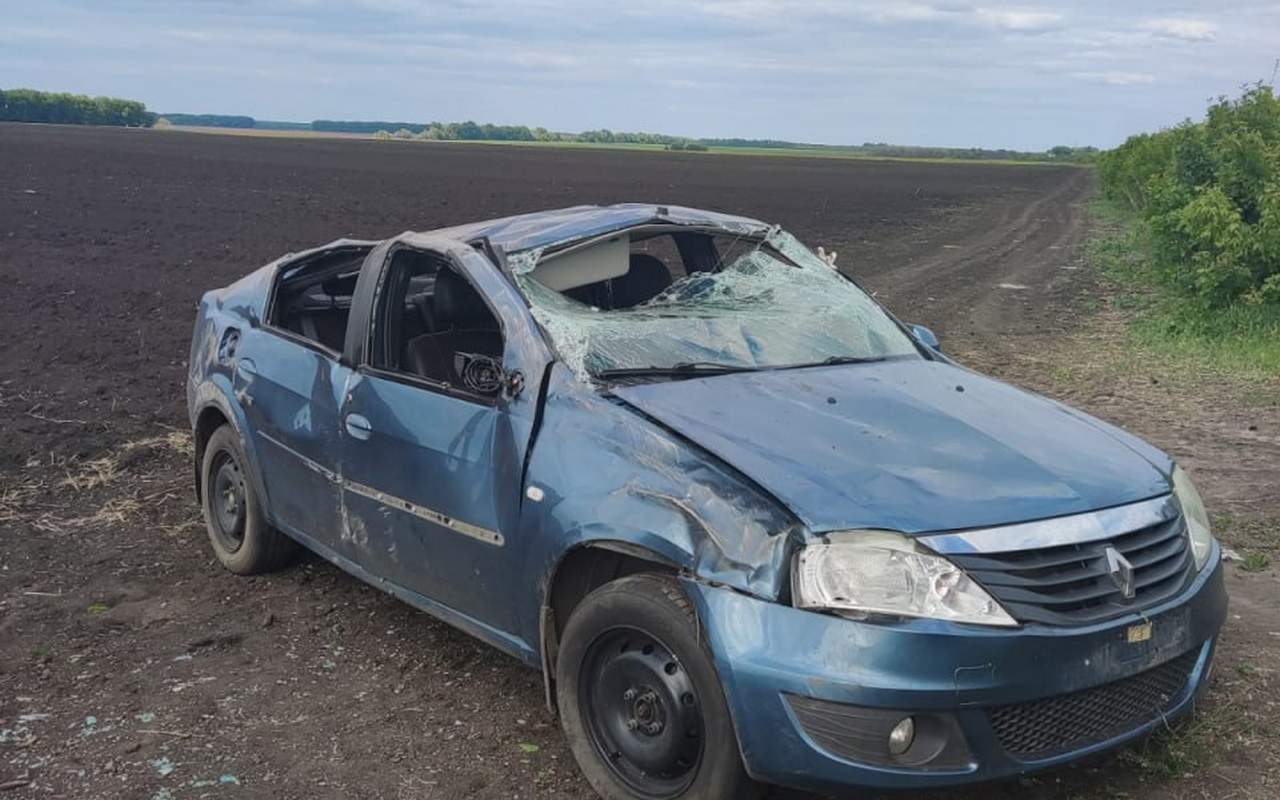 Автомобилистка и подросток пострадали в опрокинувшейся иномарке под Воронежем