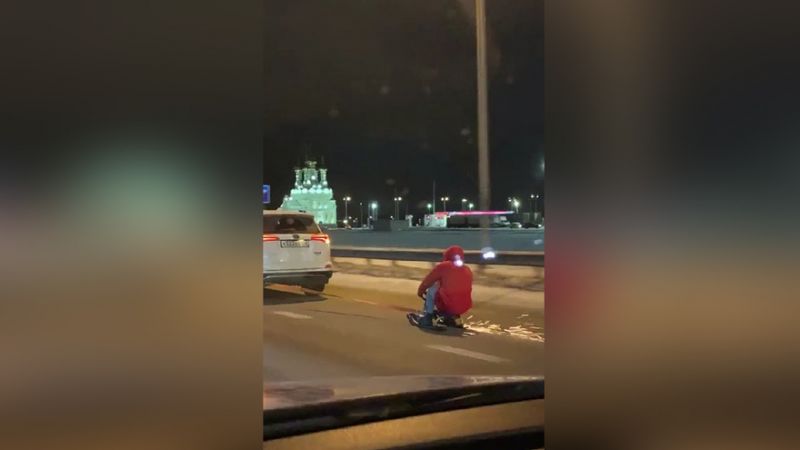 Прокатившегося на снегокате по оживлённой трассе воронежца ищет полиция
