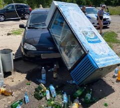 «Лада» завалила уличный холодильник после столкновения с «Опелем» в Воронежской области
