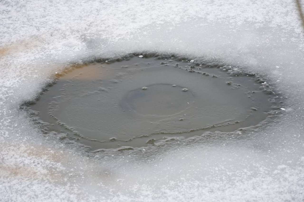 Рыбак провалился под лед водохранилища у Вогрэсовского моста в Воронеже