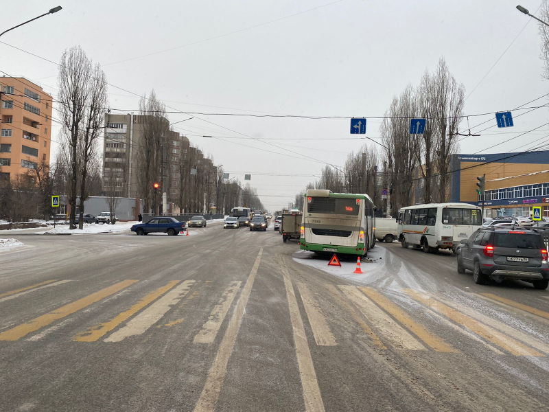 В Воронеже СК начал проверку после травмы 17-летней пассажирки в ДТП с маршрутными автобусами