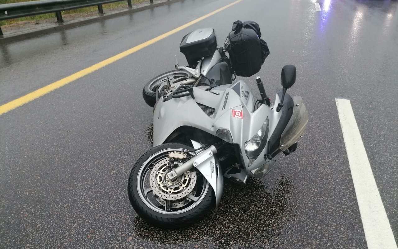 При опрокидывании мотоцикла Honda на трассе М-4 скончалась 37-летняя женщина-пассажир из Воронежа 