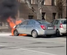 В центре Воронежа вспыхнула иномарка