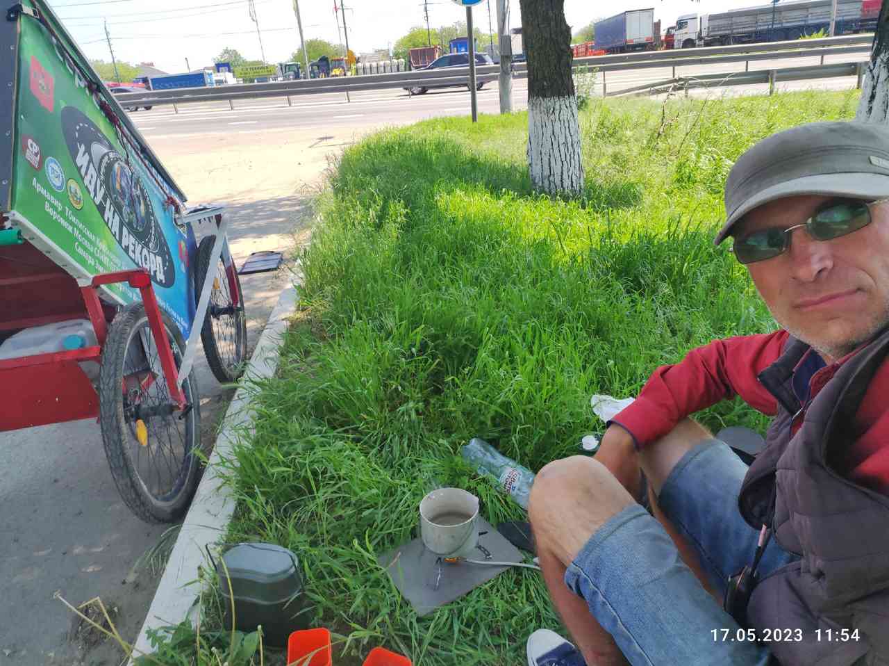 Из Армавира в Воронеж идёт пешком слабовидящий путешественник с собакой
