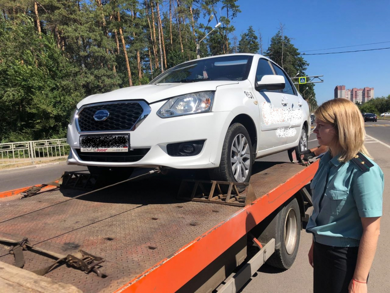 За долги в 200 тысяч рублей в Воронеже арестовали автомобиль организации