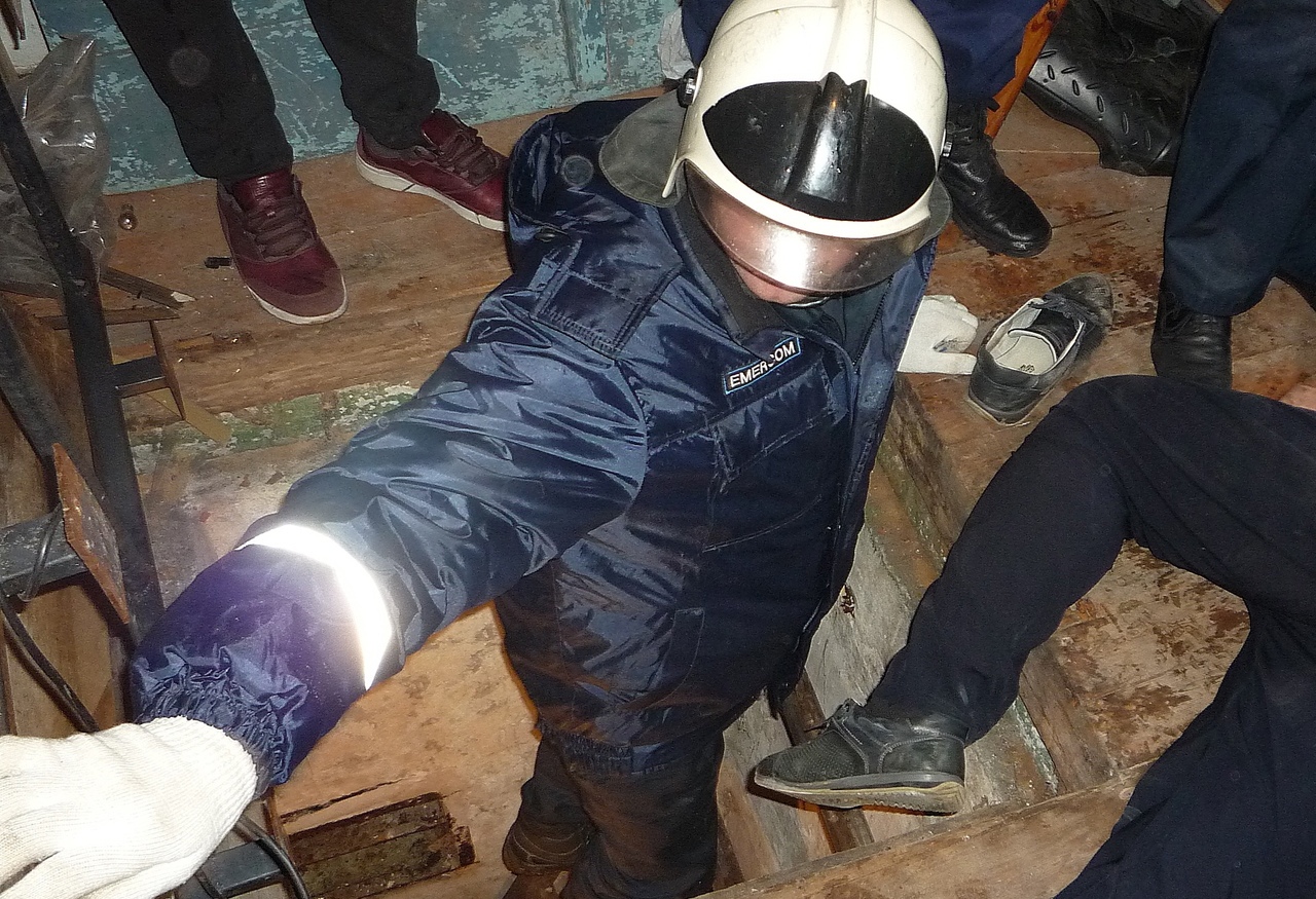 В Воронеже провалившуюся в приямок у дома женщину вытащили ночью спасатели