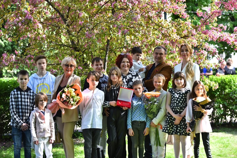 Многодетную семью Коминтерновского района наградили почетным знаком «За заслуги в воспитании детей»