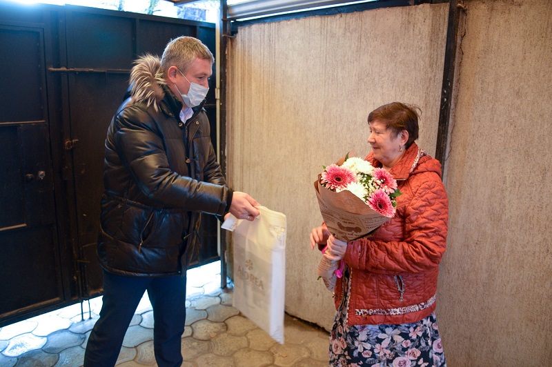 Депутаты команды ДСК поздравили жительниц Советского района с Днем матери