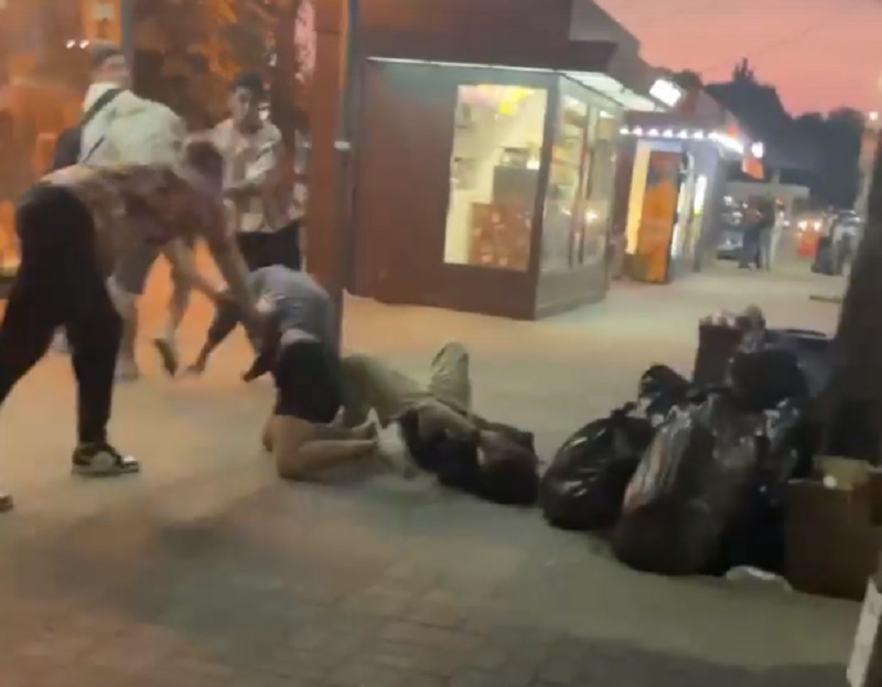 У железнодорожного вокзала Воронеж-1 произошедшая жестокая драка попала на видео