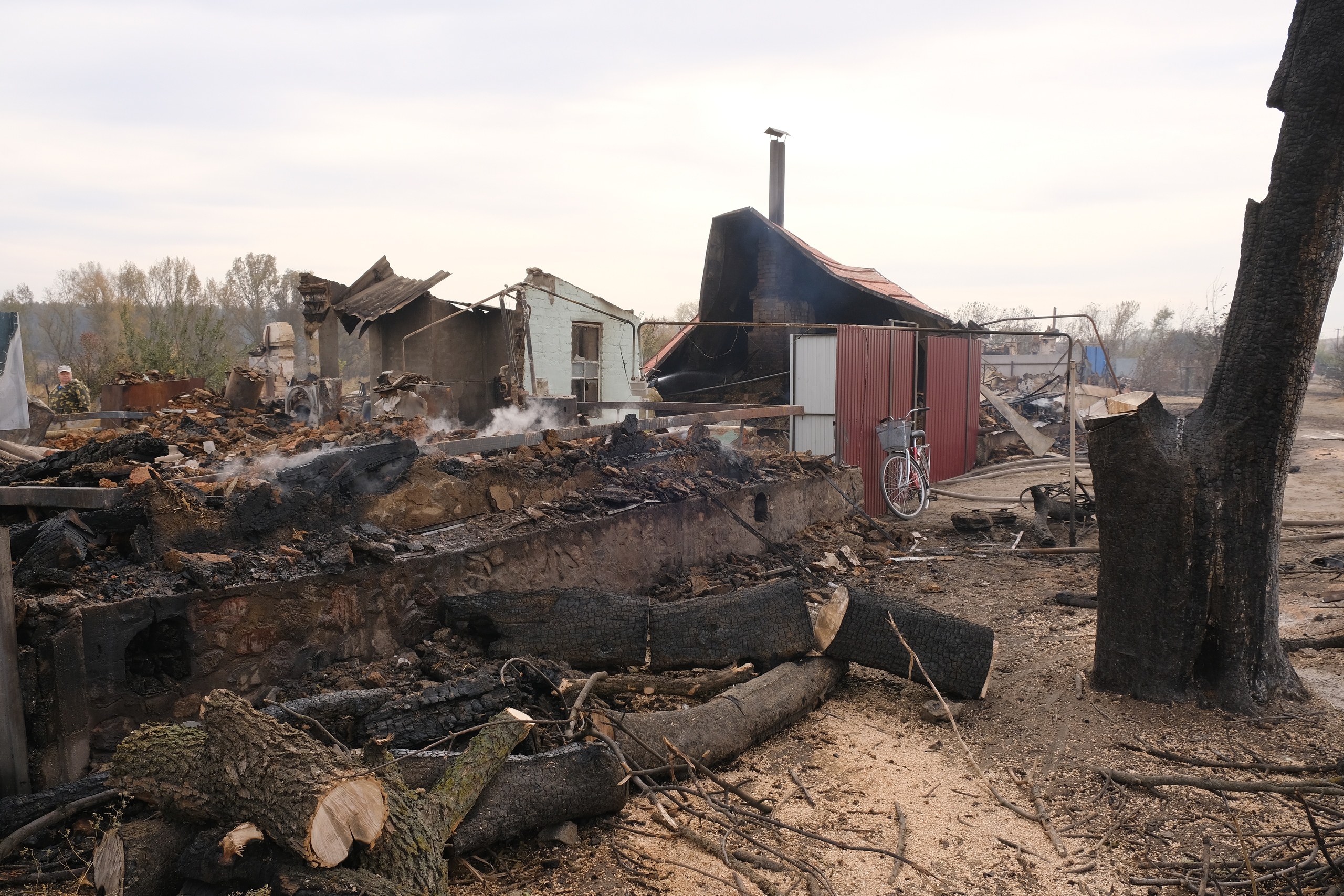 Горящий разбор. Пожар в Николаевке Воронежской области. Пожар в селе Николаевка Воронежской области. Пожар в Воронежской области село Николаевка Павловского района. Воронежская область Павловский район село Николаевка пожар лес.