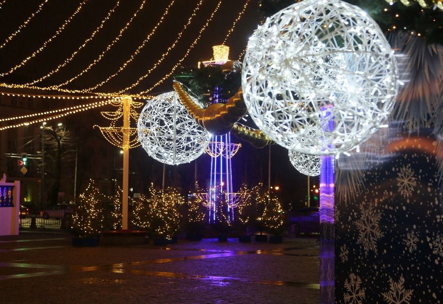 Мэрия Воронежа опубликовала фотографии празднично украшенной площади Ленина