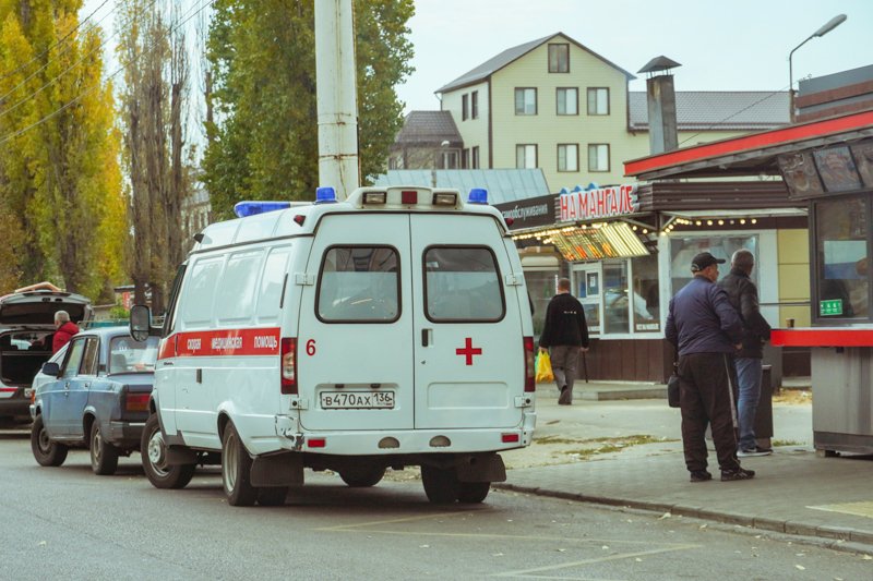 В Воронеже под колесами КамАЗа погибла переходившая дорогу 56-летняя женщина