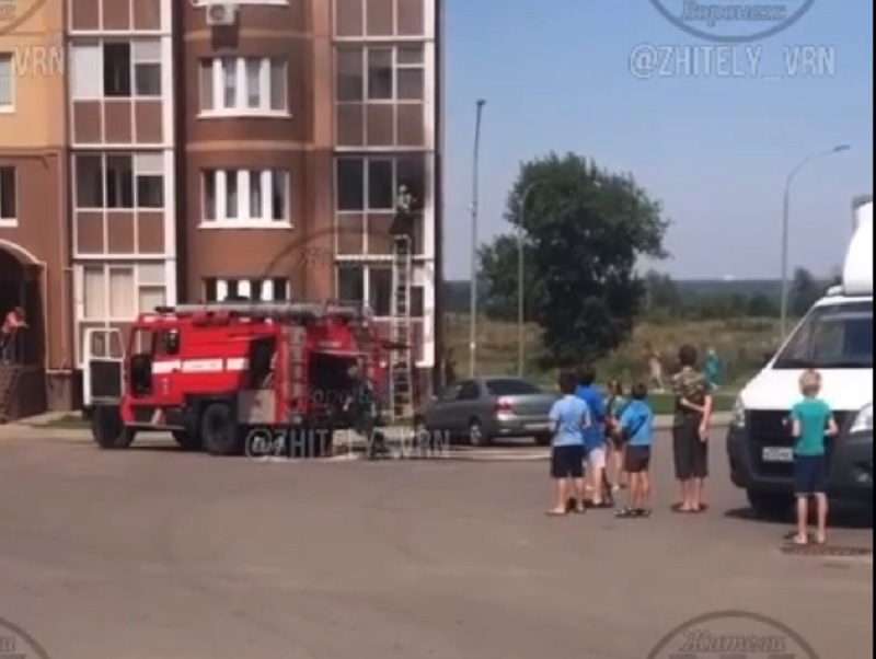 Воронежским пожарным пришлось выбивать окна в горящей многоэтажке в Шилово 