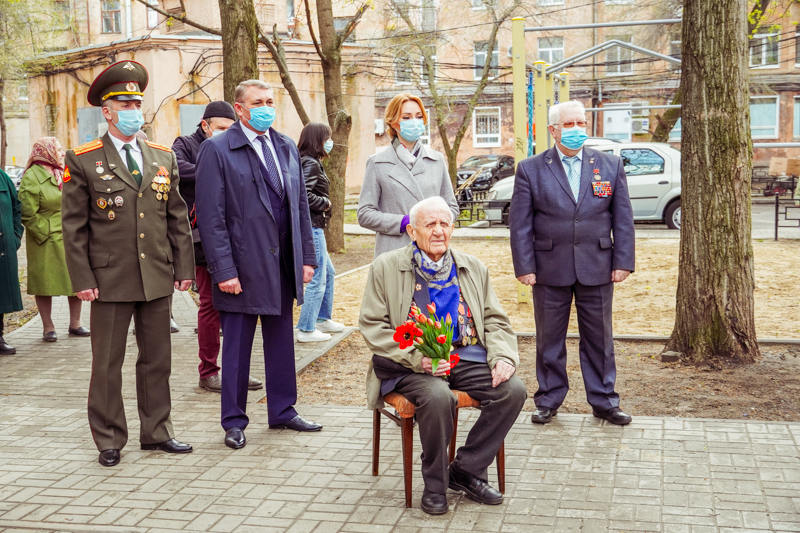 97-летний воронежский ветеран принял персональный парад Победы