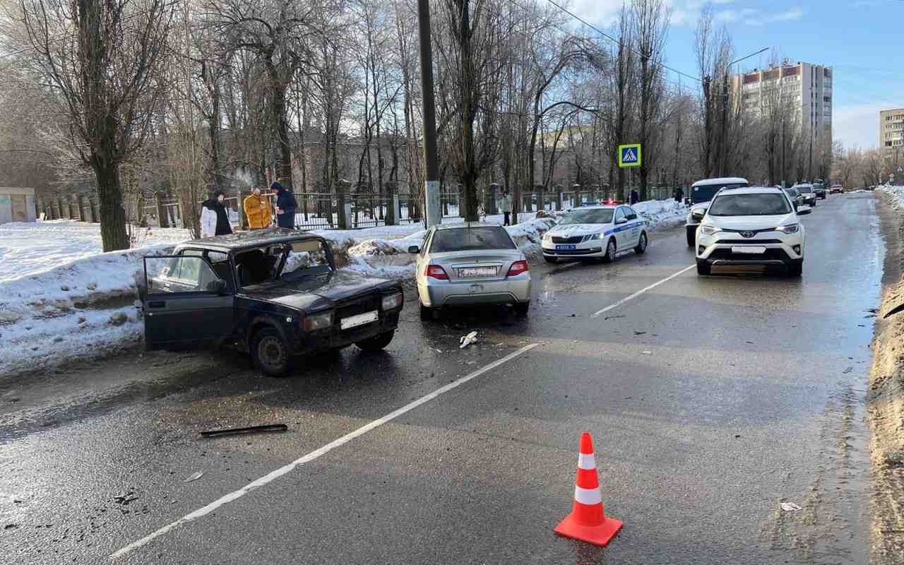 В ДТП на перекрестке пострадали 4 человека в Воронеже