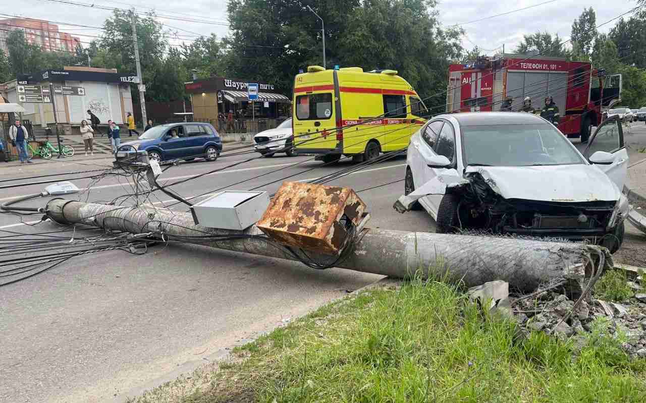 В воронежской полиции рассказали о вызвавшем гигантскую пробку ДТП со  столбом | Горком36 новости Воронеж