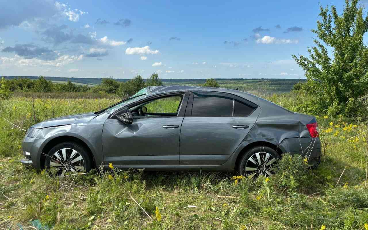 Молодая автомобилистка на Škoda Octavia перевернулась на воронежской трассе