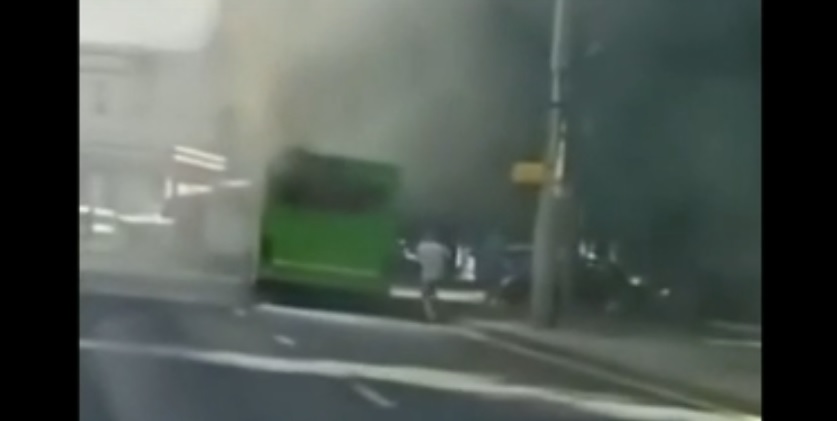 На видео попал вспыхнувший в центре Воронежа автобус