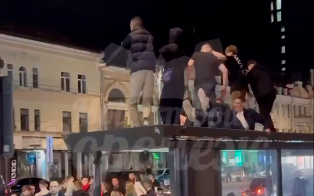 В Воронеже молодёжь устроила опасные забавы на автобусной остановке