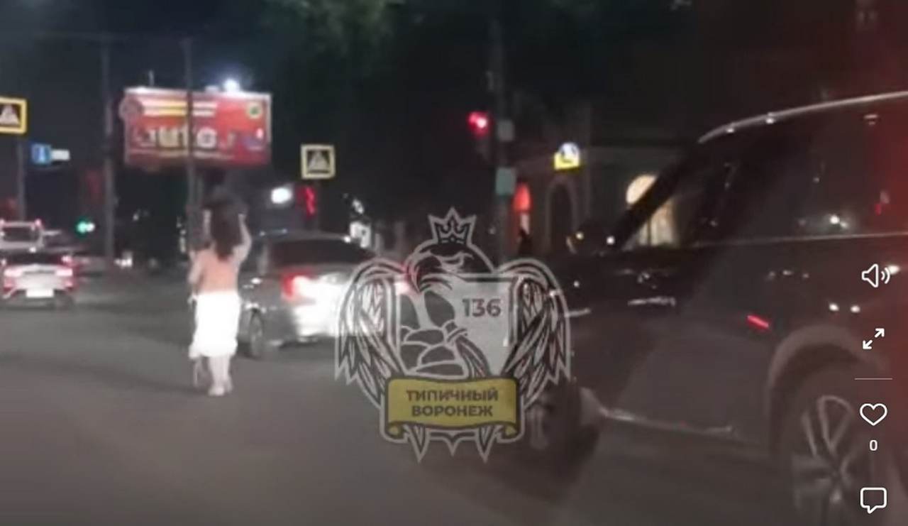 В Воронеже странное поведение девушки посреди дороги попало на видео