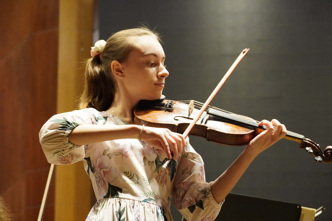 Одаренная 15-летняя скрипачка Людмила Выговская выступила в Воронеже