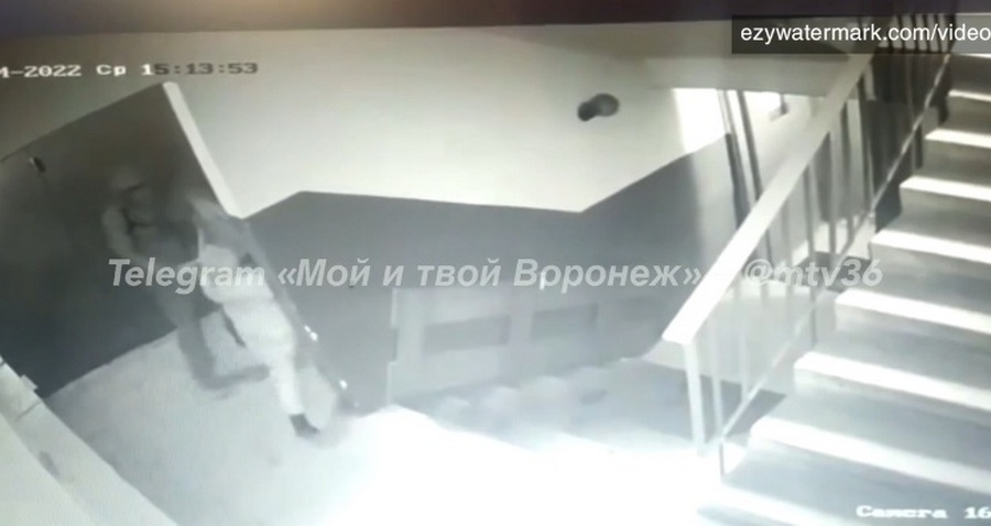 Извращенец напал на маленькую девочку в подъезде многоэтажки в Воронеже