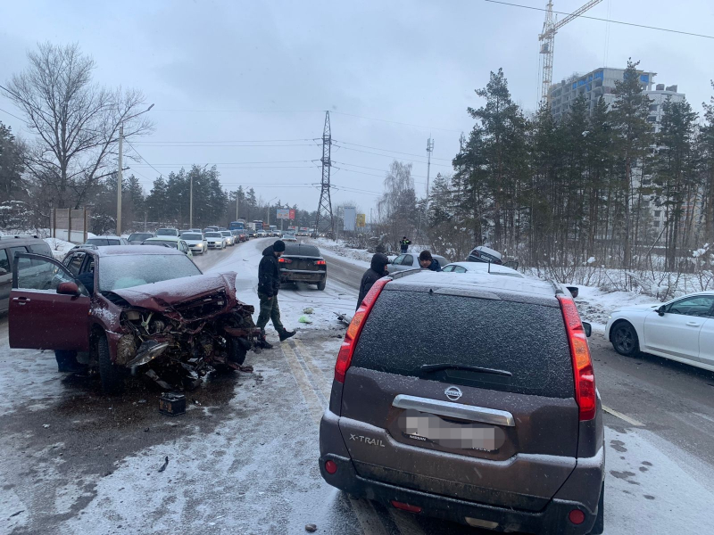 В столкновении трёх автомобилей в Воронеже пострадала 45-летняя женщина-водитель