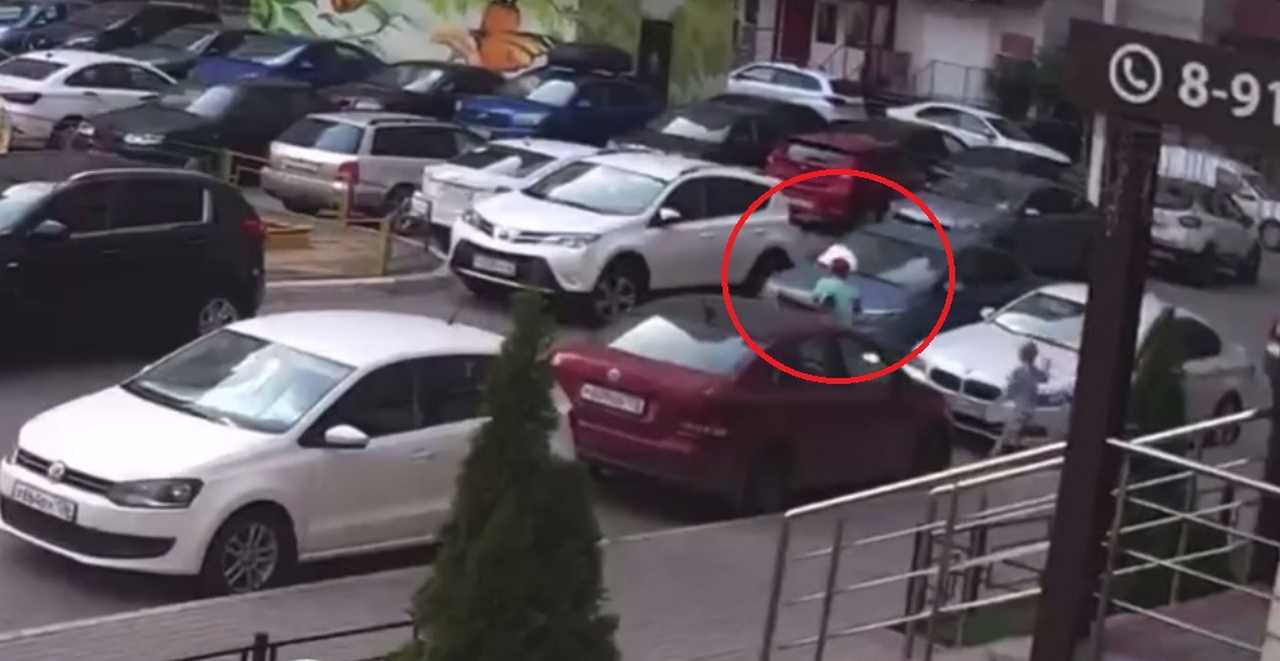Момент наезда на ребенка в воронежском ЖК попал на видео