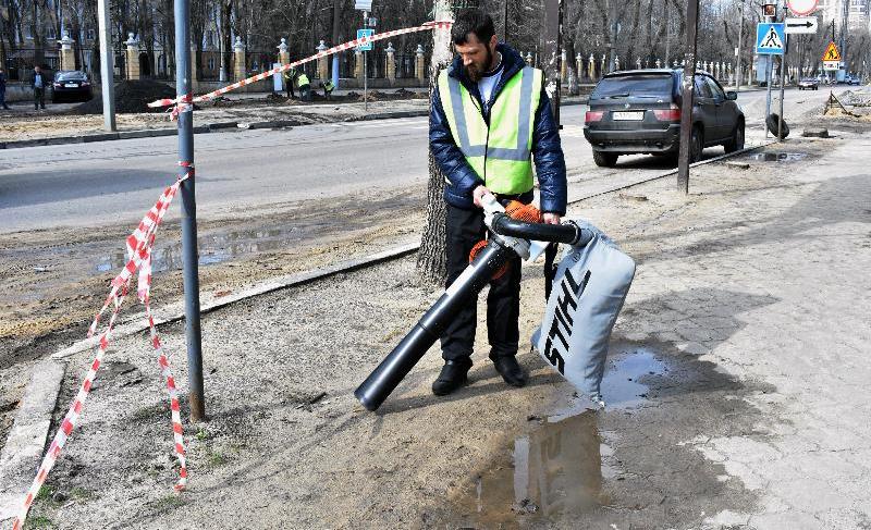 Пылесосом – по тротуару: в Ленинском районе Воронежа внедряют прогрессивные методы уборки