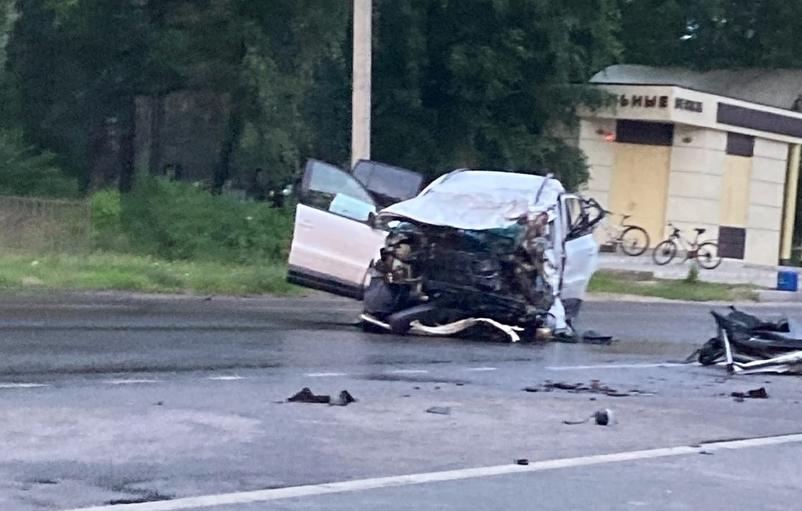 В Воронеже в лобовом столкновении с фурой погиб водитель иномарки (ВИДЕО 18+)