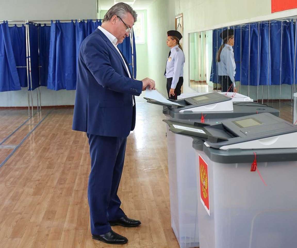 На выборах главы Воронежской области проголосовал мэр Вадим Кстенин и призвал к этому воронежцев