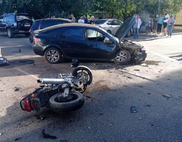В столкновении с «Рено» в Воронеже погиб 25-летний мотоциклист