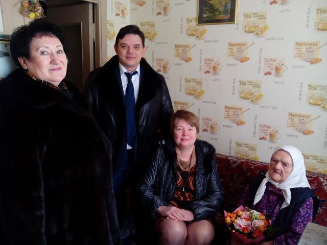 В Коминтерновском районе поздравили со 105-летним юбилеем долгожительницу