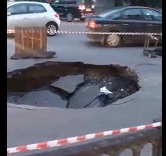Воронежцы рассказали о провалившемся асфальте на улице Домостроителей 