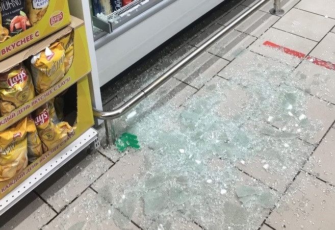На покупателей рухнуло стекло холодильника в супермаркете под Воронежем