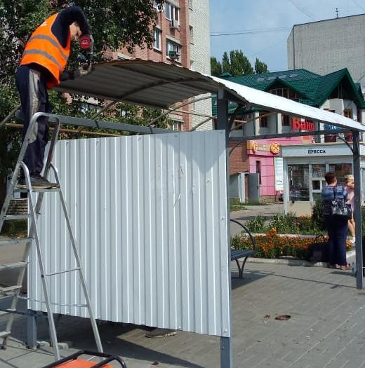 В Коминтерновском районе Воронежа продолжается обновление остановочных павильонов