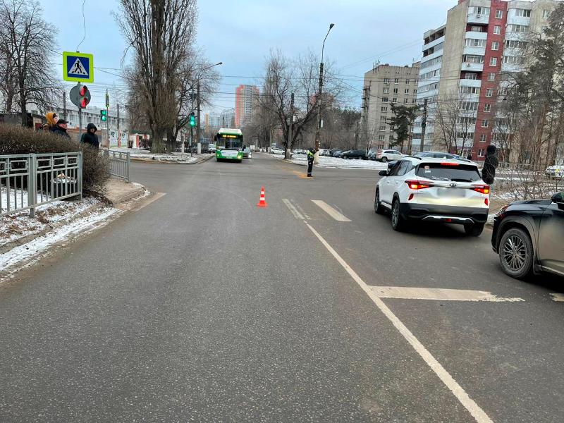 Нарушитель ПДД сбил 45-летнюю женщину на пешеходном переходе в Воронеже