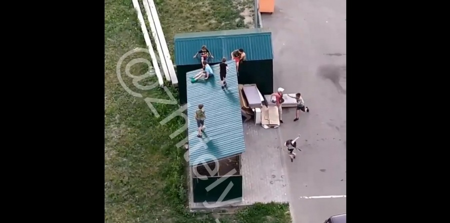 В Воронеже в микрорайоне Шилово дети устроили опасные прыжки по крыше мусорки