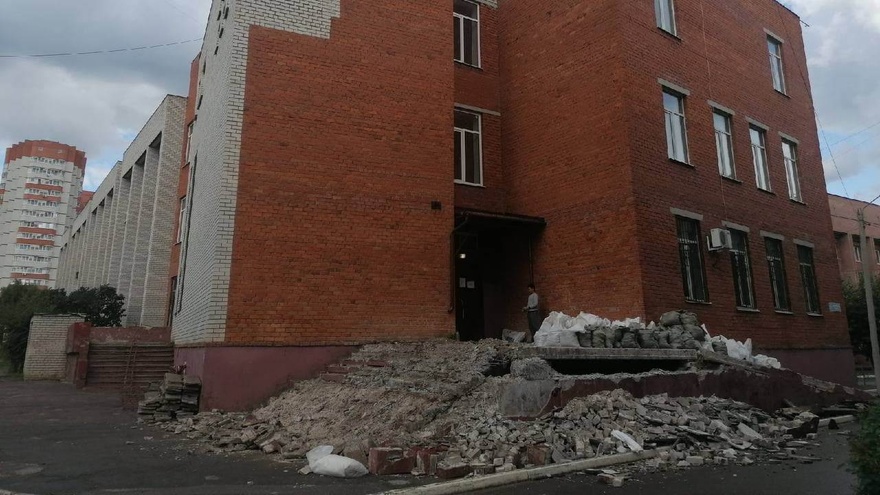 У корпуса Воронежского госуниверситета обрушилась лестница