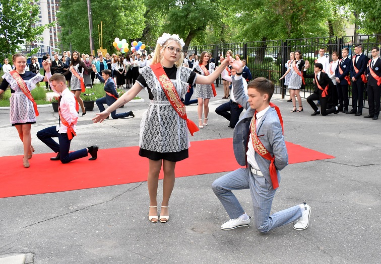 Более чем для 1300 учащихся Ленинского района Воронежа прозвенел последний звонок