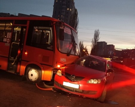 В столкновении иномарки и маршрутного автобуса в Воронеже пострадали 2 человека