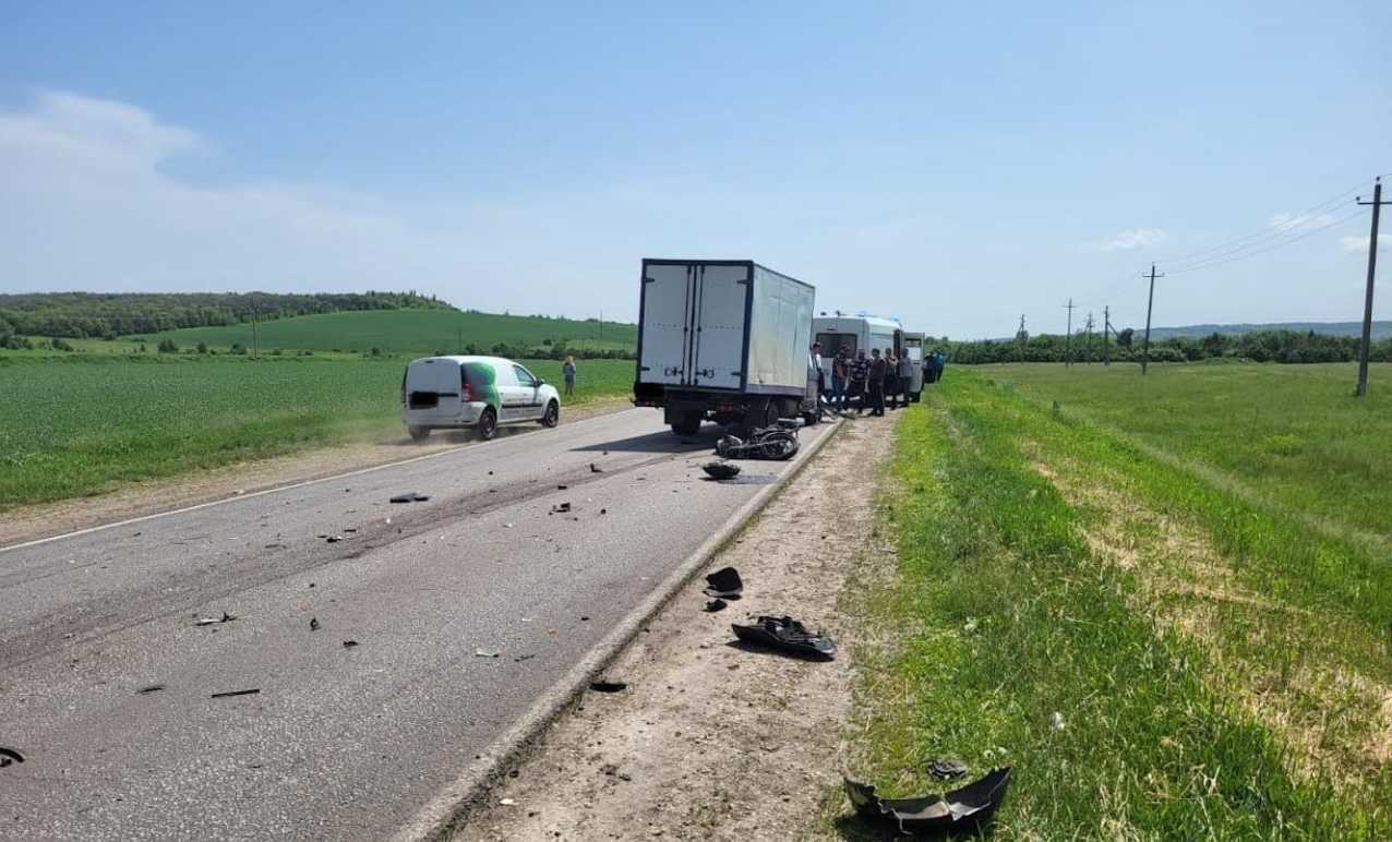 Мотоциклист погиб в лобовом столкновении с грузовиком на трассе в Воронежской области