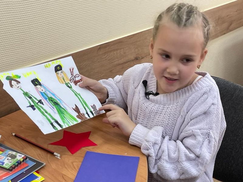 В приёмной «Единой России» помогли 7-летней жительнице Воронежа сделать подарок для мобилизованного папы