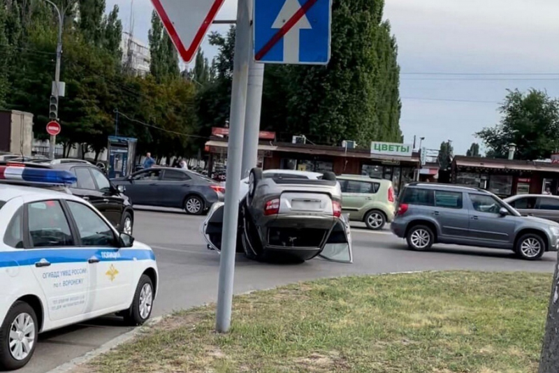 На помощь пострадавшим в аварии женщине и ребёнку пришли воронежские автоинспекторы