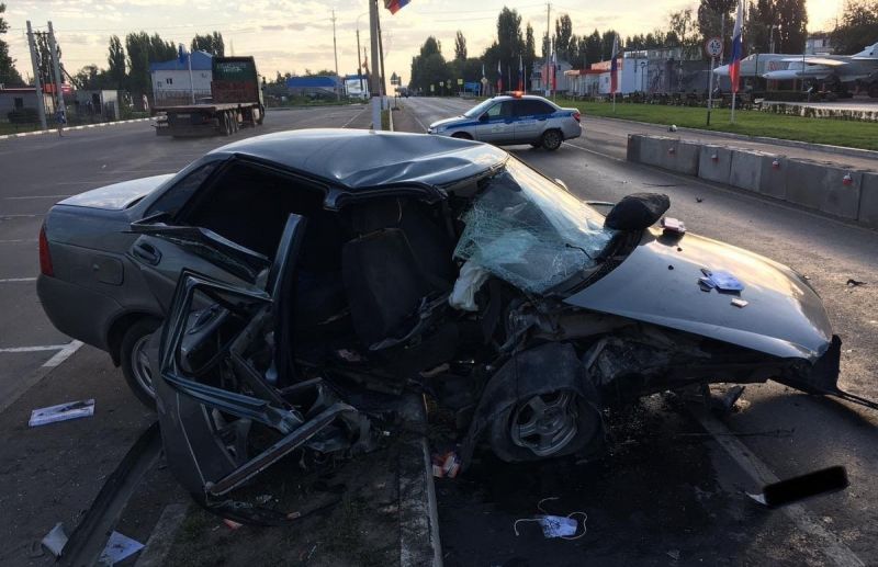 В дорожное ограждение под Воронежем врезалась легковушка, пострадали два молодых человека