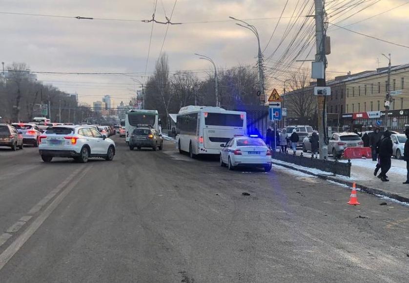 Пешехода зажало между автобусом и машиной на Московском проспекте в Воронеже