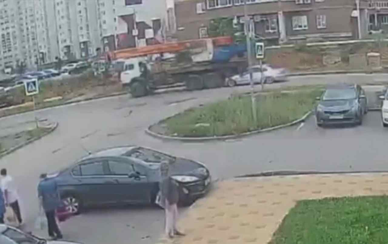 На видео попал наезд автокрана на 